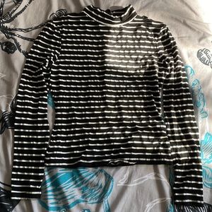 Stripped long sleeve crop top